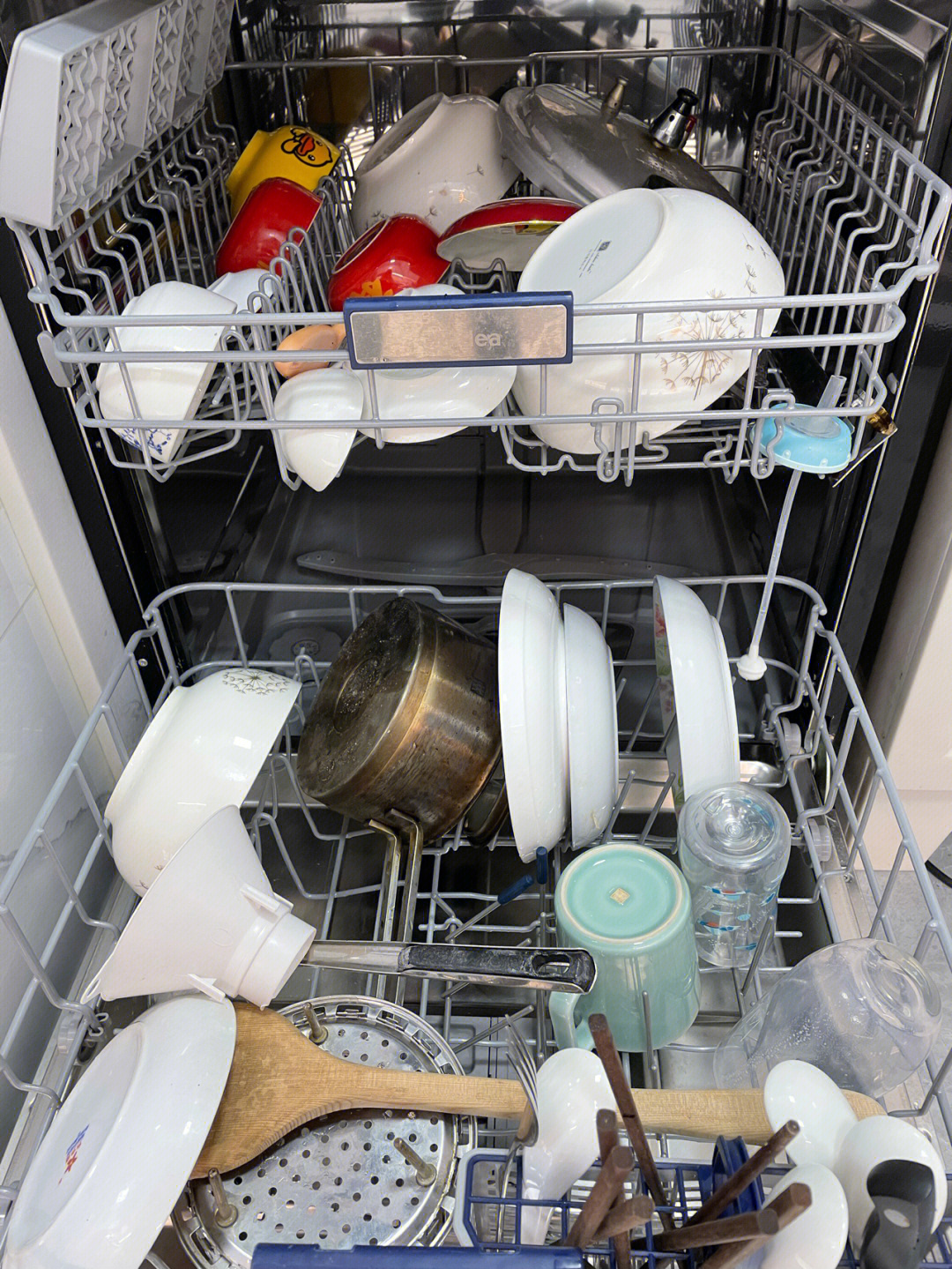 洗碗机不能清洗一次性塑料容器，这可能会损坏其他餐具